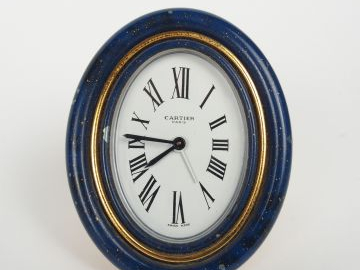 CARTIER. Pendulette de table en métal doré émaillé à l'imitation du la