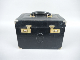 Vente aux enchères CARTIER. Vanity case en cuir noir (usures)
