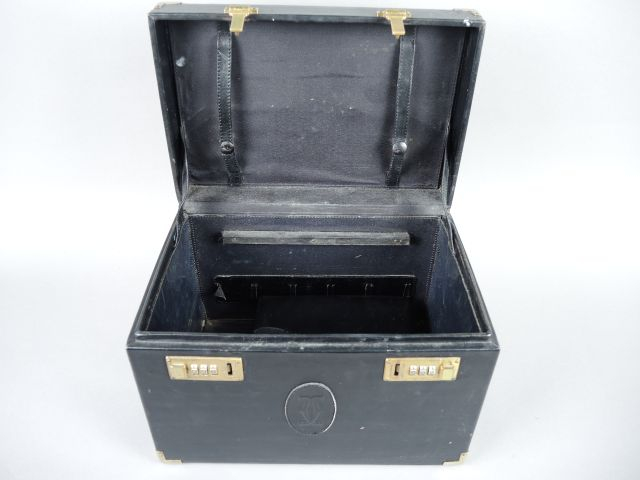 CARTIER. Vanity case en cuir noir (usures)