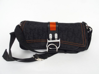 Vente aux enchères Christian DIOR. Sac du soir en toile monogrammée noire, bande orange