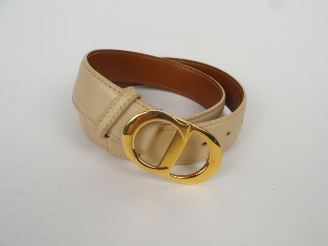 Christian DIOR. Ceinture en cuir beige, doublée de cuir fauve. Boucle 
