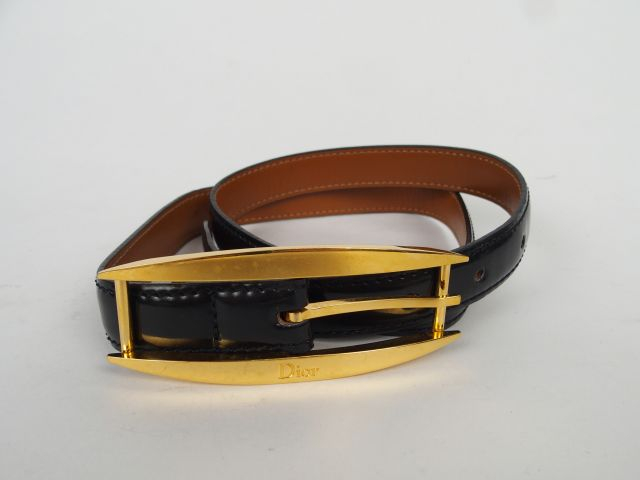 Christian DIOR. Ceinture en cuir noir vernis, boucle en métal doré