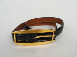 Vente aux enchères Christian DIOR. Ceinture en cuir noir vernis, boucle en métal doré