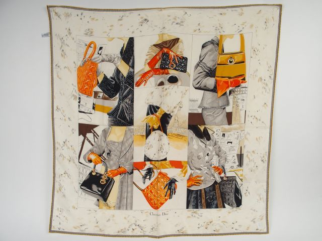 Christian DIOR. Foulard en soie, décor de sacs