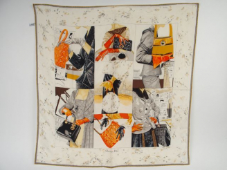 Vente aux enchères Christian DIOR. Foulard en soie, décor de sacs