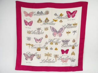 Vente aux enchères Christian DIOR. Foulard en soie, décor de papillons, abeilles, coccine
