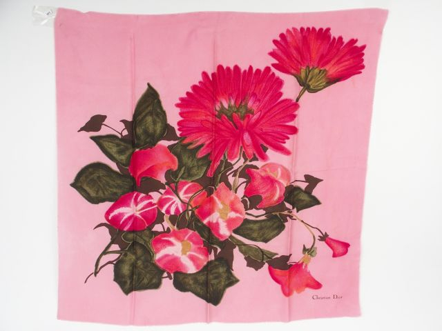 CHRISTIAN DIOR. Foulard en soie à dominante rose