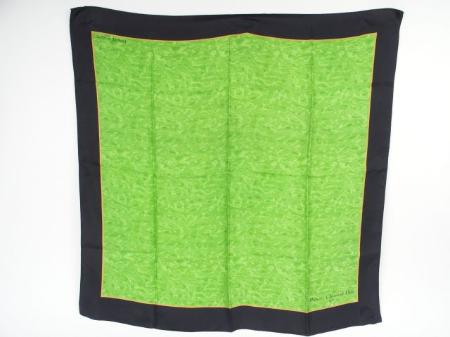 CHRISTIAN DIOR. Foulard en soie à dominante verte, bordure noire