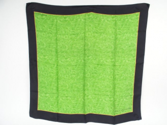 Vente aux enchères CHRISTIAN DIOR. Foulard en soie à dominante verte, bordure noire