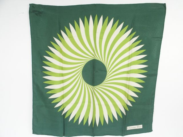 CHRISTIAN DIOR. Foulard en soie à dominante verte