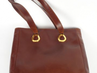 Vente aux enchères LANCEL. Sac en cuir lisse marron