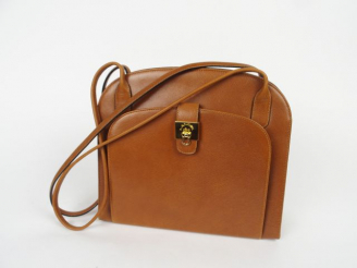 Vente aux enchères LANCEL. Sac en cuir de couleur havane