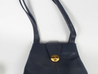 Vente aux enchères LANCEL. Sac en cuir lisse bleu