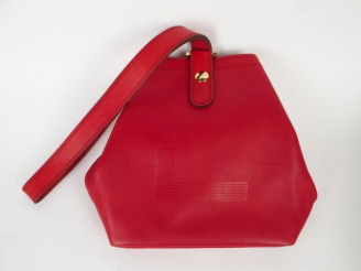 Vente aux enchères LANCEL. Sac seau en cuir lisse rouge