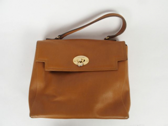 Vente aux enchères LANCEL. Sac en cuir en cuir lisse havane
