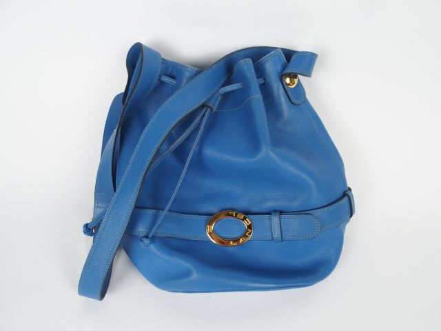 LANCEL. Sac seau en cuir bleu de France (usures)