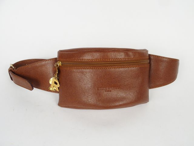 SONIA RYKIEL. Sac ceinture en cuir, breloques dorées