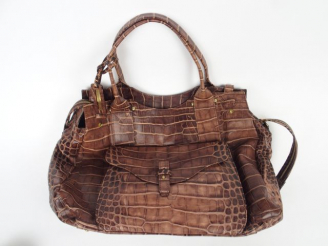 Vente aux enchères SONIA RYKIEL. Grand sac en cuir marron, imitation croco. Avec son poch