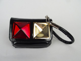 Vente aux enchères SONIA RYKIEL. Sac bijoux vernis et strass. Avec son pochon marqué Soni