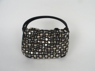 Vente aux enchères SONIA RYKIEL. Sac en cuir noir clouté. Dimensions : 15 x 26 cm