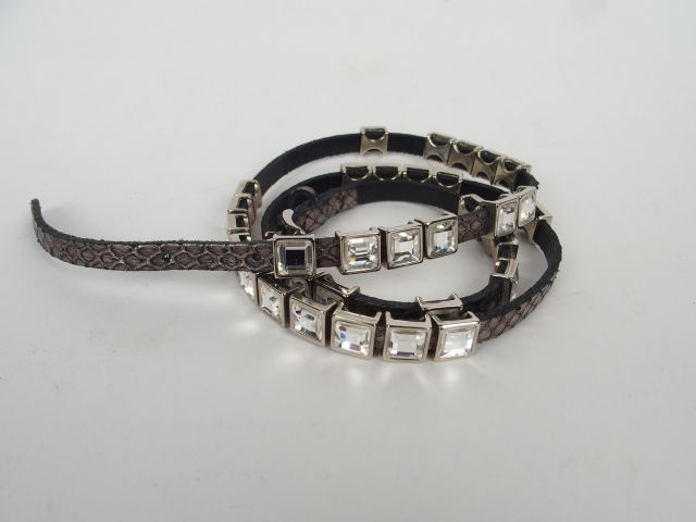 SONIA RYKIEL. Ceinture en cuir noir et strass. Dans son pochon.