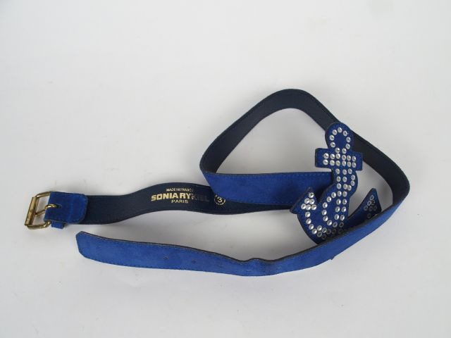 SONIA RYKIEL. Ceinture en nubuc bleu, boucle en forme d'ancre marine e
