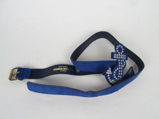 Vente aux enchères SONIA RYKIEL. Ceinture en nubuc bleu, boucle en forme d'ancre marine e