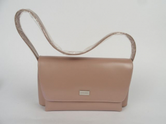 Vente aux enchères Pierre CARDIN. Sac à rabas en cuir vieux rose.