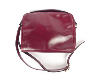 Vente aux enchères YVES SAINT LAURENT. Sac en cuir bordeaux (état d'usage)