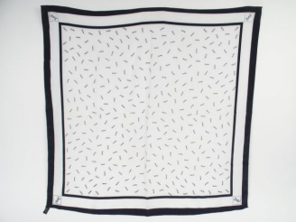 Vente aux enchères YVES SAINT LAURENT. Foulard en soie "YSL marine".