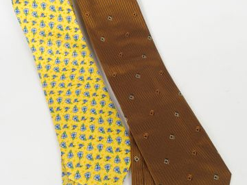 YVES SAINT LAURENT. Deux cravates en soie l'une à dominante jaune, l'a