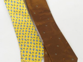 Vente aux enchères YVES SAINT LAURENT. Deux cravates en soie l'une à dominante jaune, l'a