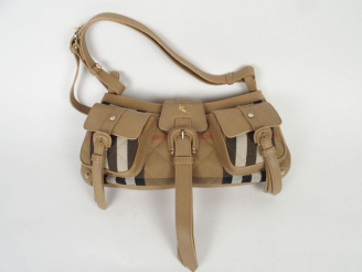 Vente aux enchères BURBERRY. Sac en cuir et toile matelassée