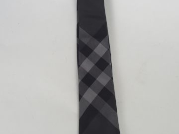 BURBERRY. Cravate en soie grise