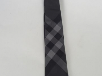 Vente aux enchères BURBERRY. Cravate en soie grise