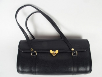 Vente aux enchères MORABITO. Sac en cuir noir, très légères usures. Longueur : 29 cm