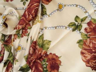 Vente aux enchères LANVIN. Grand foulard en soie à décor de roses et de colliers de perle