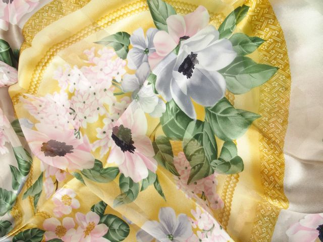 LANVIN. Grand foulard en soie à décor de fleurs sur fond vert