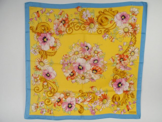 Vente aux enchères LANVIN. Foulard en soie à décor de fleurs polychromes