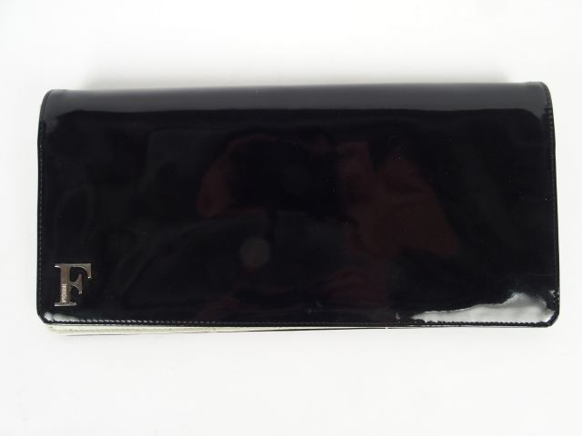 FERRE. Pochette du soir en cuir vernis noir, interieur cuir beige