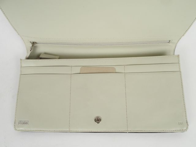 FERRE. Pochette du soir en cuir vernis noir, interieur cuir beige