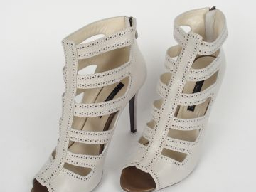 Gianfranco FERRE. Paire de chaussures à talons aiguille en cuir beige.