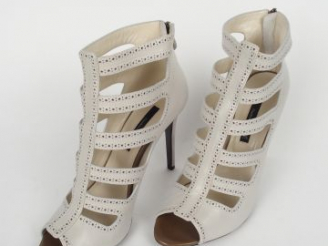 Vente aux enchères Gianfranco FERRE. Paire de chaussures à talons aiguille en cuir beige.