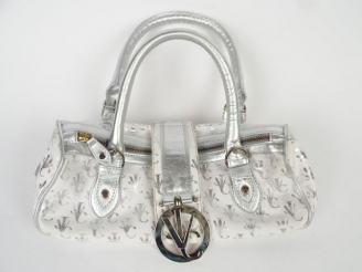 Vente aux enchères VERSACE. Sac en toile monogrammée et cuir. 32 x 11 cm