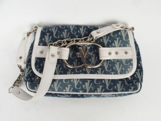 Vente aux enchères VERSACE. Sac en toile de jeans monogrammée et cuir blanc. 24 x 15 cm