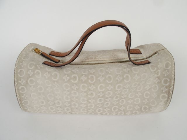 CELINE. Sac en cuir retourné beige monogrammé, anses en cuir fauve (ét