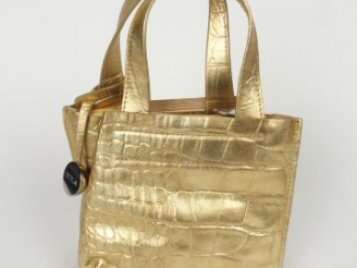 Vente aux enchères FURLA. Petit sac en cuir doré. Dimension à la base : 18 cm