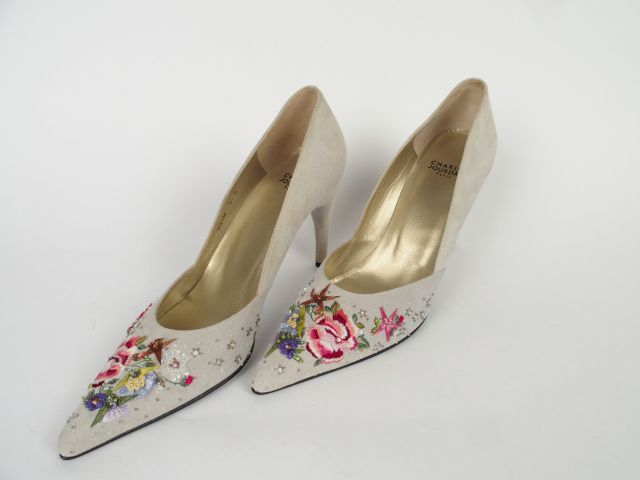 Charles JOURDAN. Paire de chaussures à talons aiguilles en cuir retour