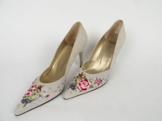 Vente aux enchères Charles JOURDAN. Paire de chaussures à talons aiguilles en cuir retour