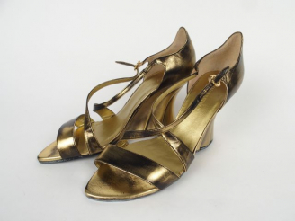 Vente aux enchères Charles JOURDAN. Paire de chaussures à talons compensés en cuir doré. 